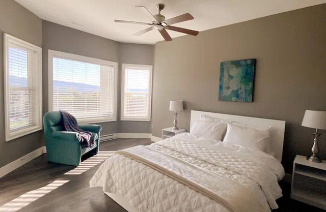 Hillside 2b2b suites w/Panoramic views, close to great golfing, biking, skiing!