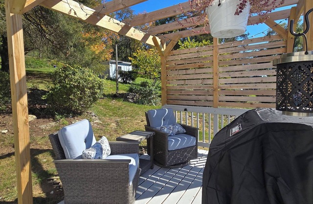 Hillside 3-bedroom bungalow 1 mile from Harrisonburg City limits, great views!