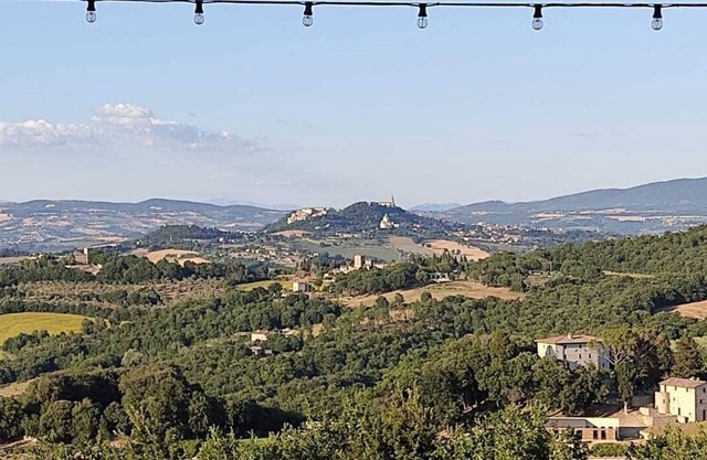 Hillside Cottage with Exquisite Picture Postcard View of Todi