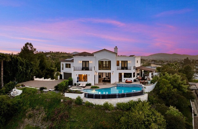 Hillside Family Oasis: Infinity Pool & Sunset Spa