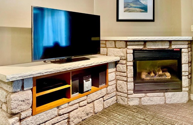 Hillside Haven: Carriage Club Resort Retreat
