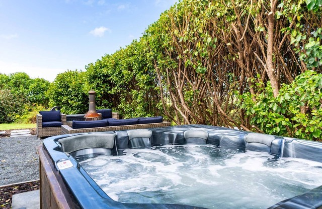 Hillside Haven - Stylish, sunny holiday home with pool and spa in beautiful rural setting