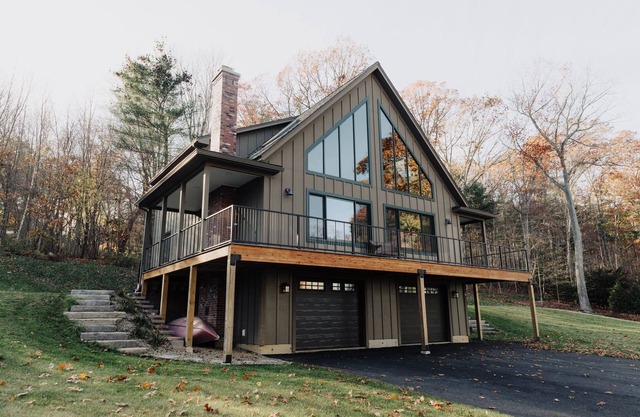 Full family home 200 ft from the lake shore. Dog friendly!