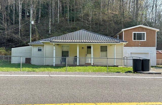 Hillside Hideaway 2; Hatfield McCoy and Outlaw trails; Firepit; Sleeps 5