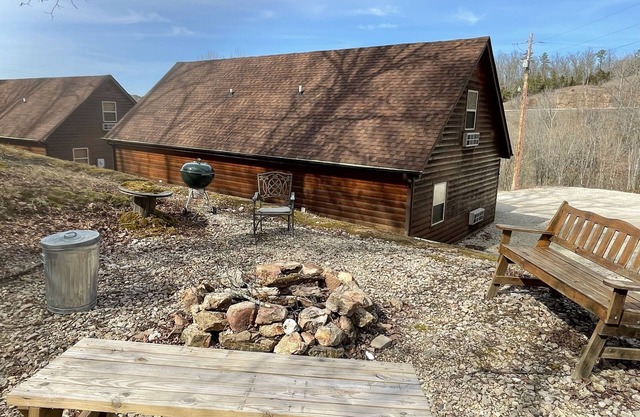 Hillside Hideaway East just 1/2 mile from Current River!