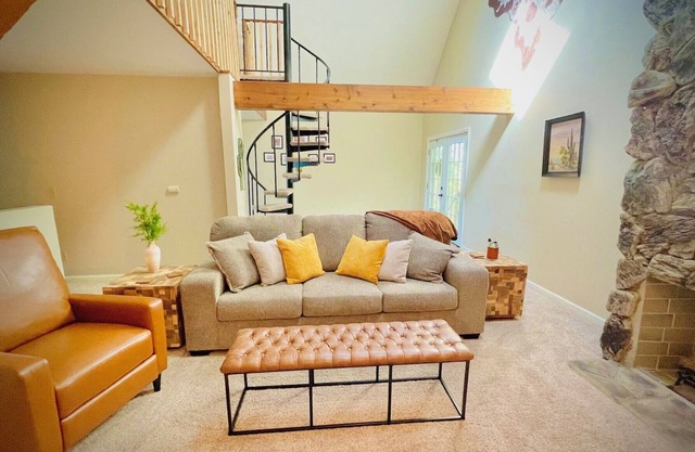 Hillside Hideaway in Marietta, OH: 4 beds, 2 baths, stunning views!