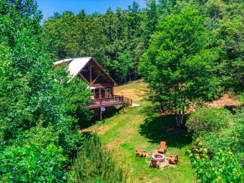 Hillside Hideaway - Secluded Mountain Cabin Rental - Peaceful Forest Views, Hot Tub, Outdoor Fire Pit, Pet Friendly, Billiards T