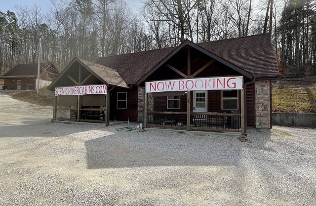Hillside Hideaway West just 1/2 mile from Current River!