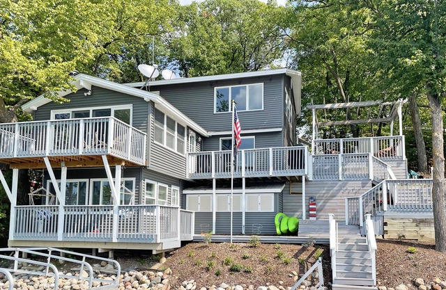 Hillside Retreat on Lake Sylvia