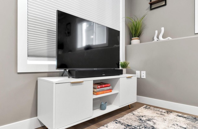 Hillside Suite: Your Cozy, Modern Getaway in Medicine Hat