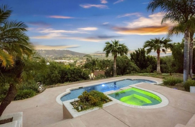 Hillside Villa - 2 bed/2bath 1st floor of subdivided home with full privacy/pool