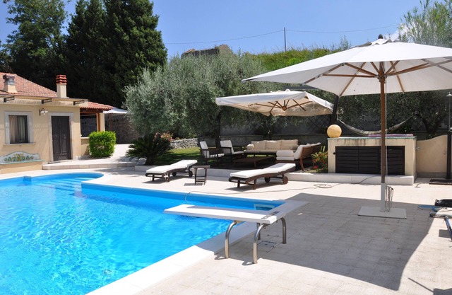 Hangvilla mit Pool