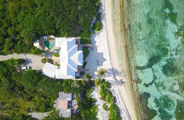 Hilltime: Rum Point Villa mit Pool, breitem Strand und Terrassen am Meer