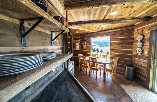 Hilltop Cabin with Breathtaking Mountain Scenery
