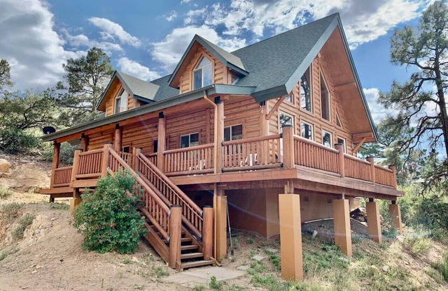 Hilltop Chalet-*Stunning Views*, 3mi from downtown