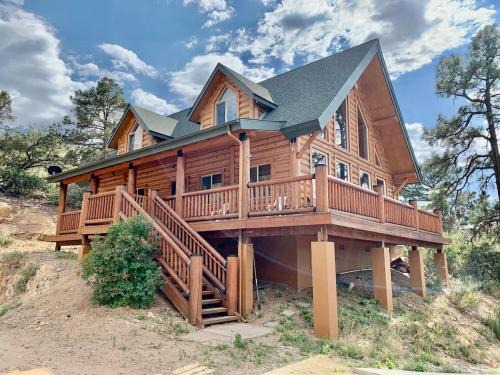 Hilltop Chalet- Stunning Views 3mi from downtown