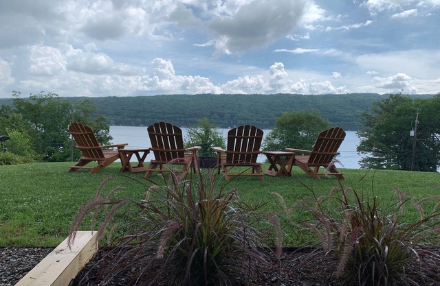 Brand New Hilltop Cottage mit herrlichem Blick auf den See