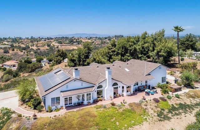 Hilltop Estate with 4 KING Bedrooms and incredible sunrise and sunset views.