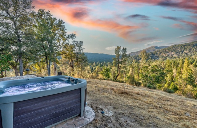Hilltop Haven- Bright and Modern Cabin w/ hot tub and stunning views!