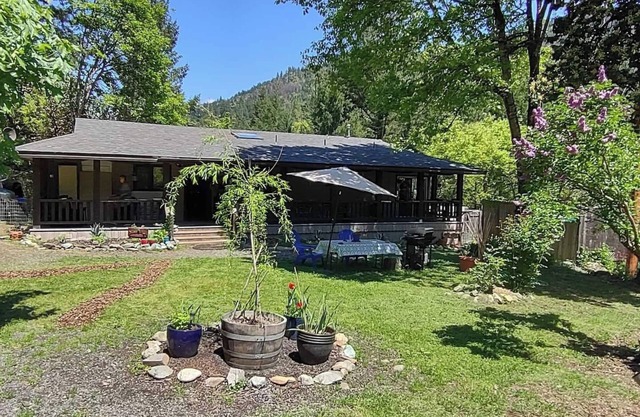 HILLTOP HAVEN 2BR Cottage Serenity for your family & pets Massage/Yoga avail