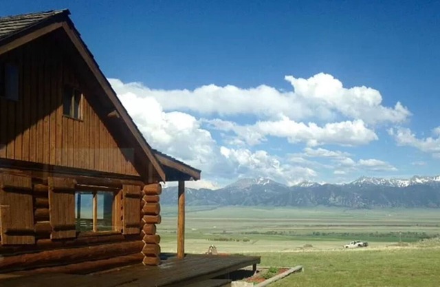 Hilltop Haven!! Views and Privacy!