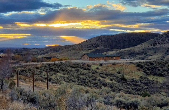Hilltop Hideaway /10 acres - Family Friendly, Golf, Pano views. Fun starts here.