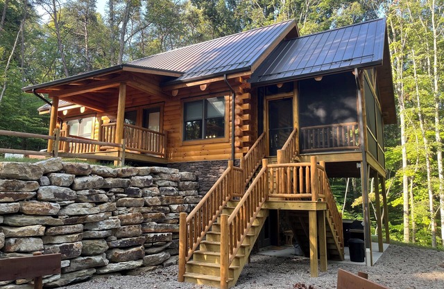 "Hilltop Hideaway" - A "GEM" in beautiful Hocking Hills !