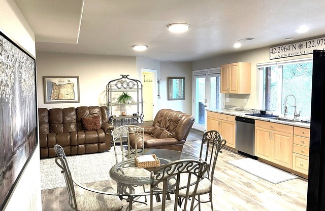 Hilltop Hideaway~Brand New~5 min to Downtown~BBQ~Firepit~Amazing Views