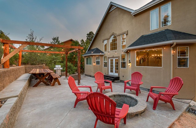 Hilltop Hideaway/ Backyard Retreat/ Huge Front deck/ 2 Fireplaces