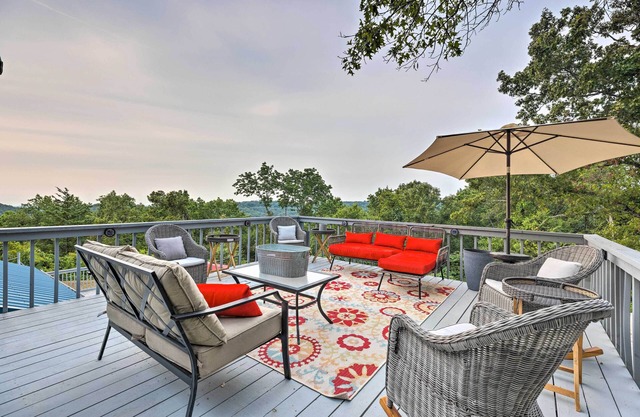 'Hilltop Hideaway' Branson Home w/ Trampoline!
