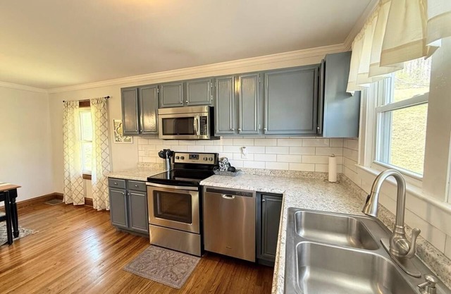 Hilltop Hideaway-charming 2 bedroom home, family friendly, WiFi , AC ,