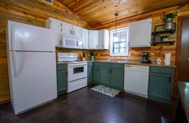 Hilltop Hideaway - Mtn Lodge - Ride to the Trails!