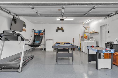Hilltop Home Hot Tub BBQ Game Room Self Check-In