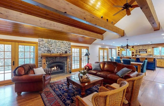 Hilltop Lodge - Beautiful Hayden Lake Home W/ Deck