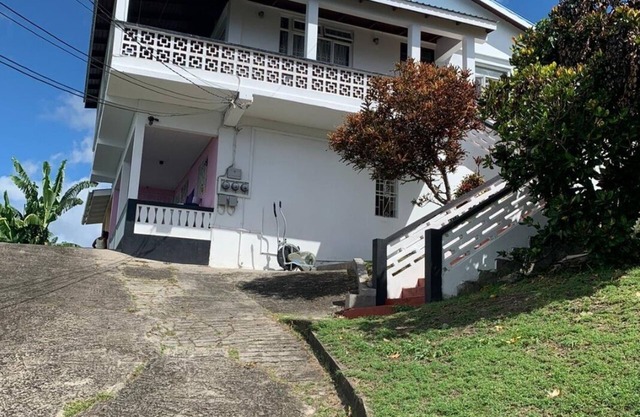 Hilltop Manor - Charming 2-bedroom Flat with AC, WiFi