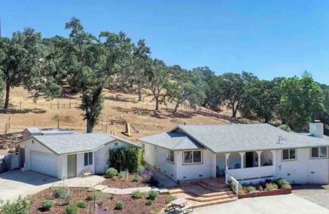 Hilltop Oasis w/4 Roomy Bedrooms & Striking Views