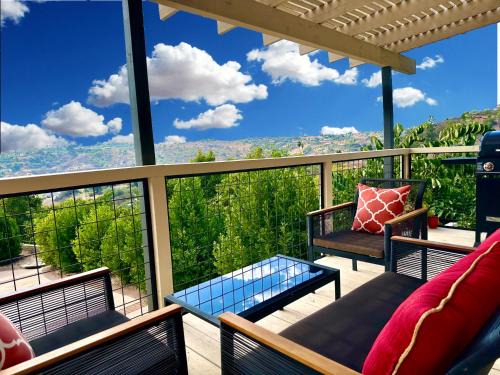 Hilltop Penthouse Cottage with Sweeping Views