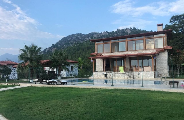 Private Gated Villa im Wald mit herrlichem Meerblick