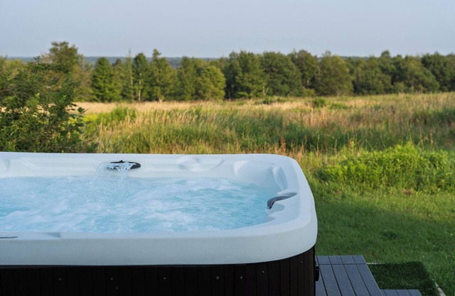 Hilltop Retreat with Hot Tub in Livingston Manor