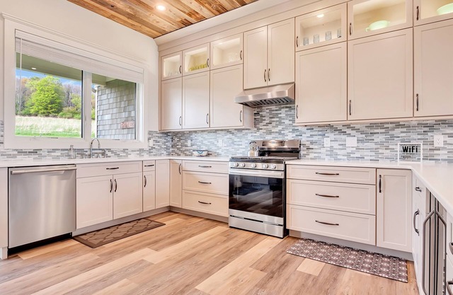 Hilltop Retreat - Modern home 5mi to Coop