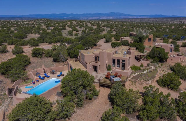 Hilltop: Luxury Home, 17 Acres, atemberaubender Blick, Klimaanlage, Salzwasserpool / Whirlpool