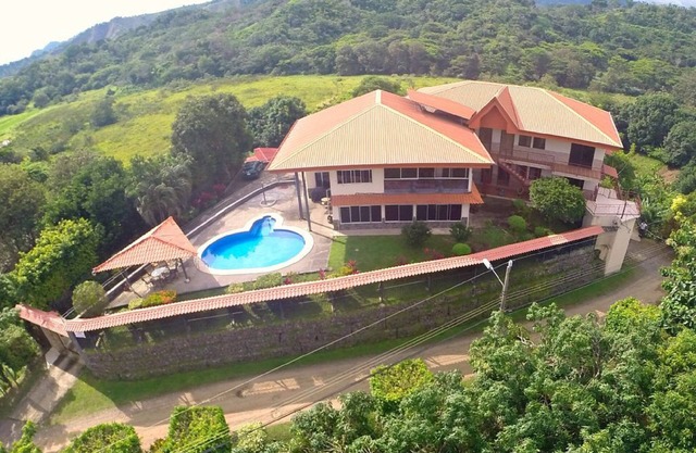 Hilltop Villa mit Pool mit Blick auf Jaco