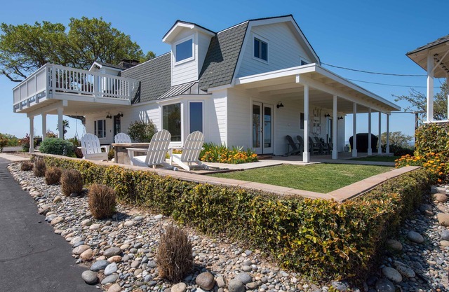 Hilltop Vineyard Estate with 360 Views, Hot Tub & Pool!