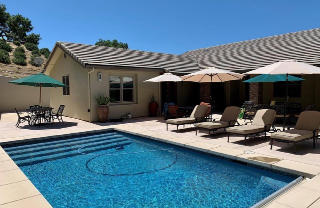 Hilltop Vistas- Private Pool, Wine Fridge, Views!