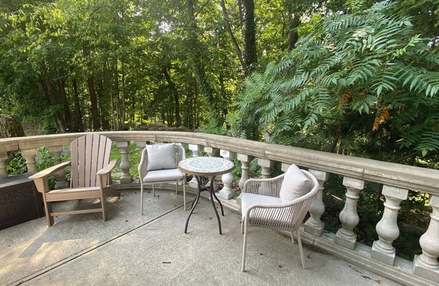 Hilltop Wine Lounge near Saratoga on Estate w/views Kingbed WiFi AC in Niskayuna