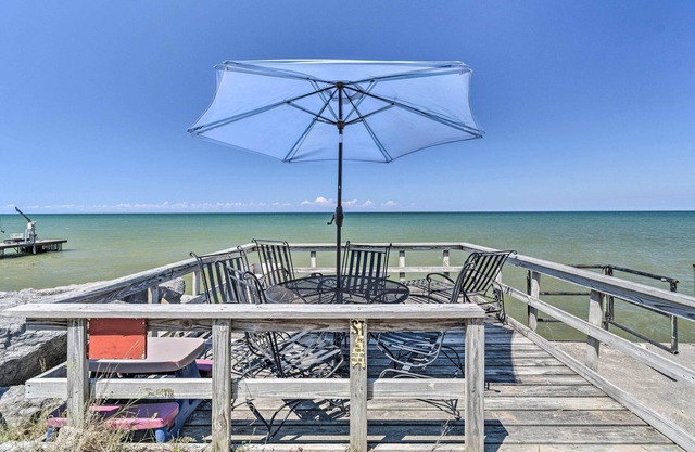 Hilton Lake Getaway w/ Over-the-Water Deck!