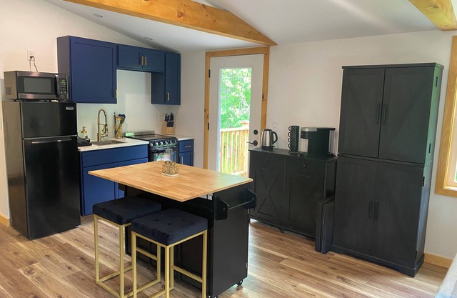 Hinesburg hideaway with hot tub!