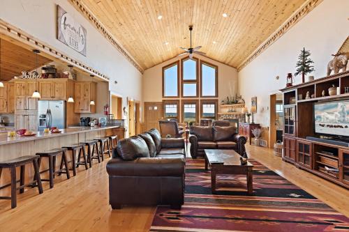 Hint of Heaven by KABINO HotTub Air Hockey Firepit Fishing Trails Yellowstone Free WiFi