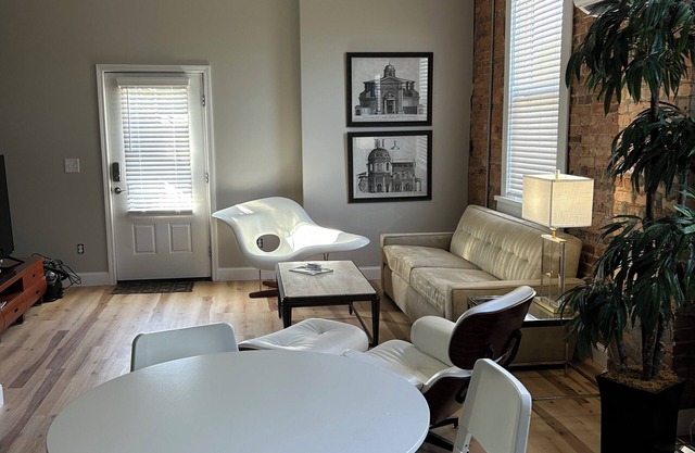Hip 1-bedroom corporate apt located in Historic Downtown Tennille, GA with AC