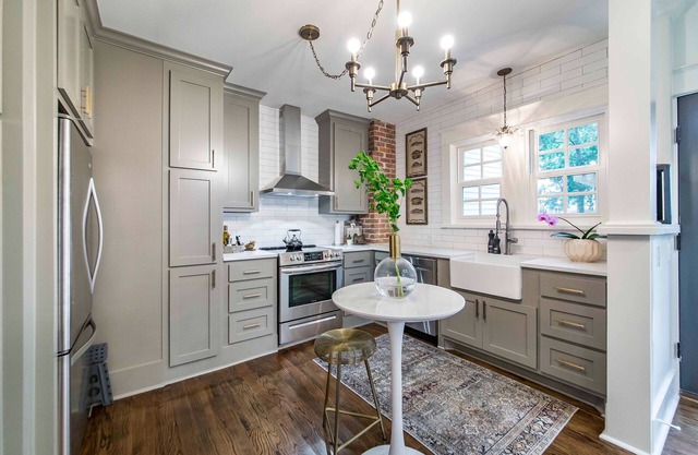 Hip and Historic Home Awaits You! Stroll downtown/Steps away from UCA and CBC